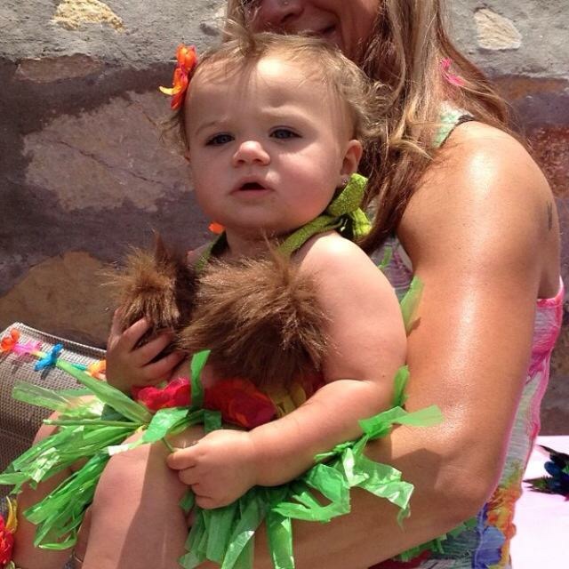 Hula girl, 2011. © Shelly Arroyo